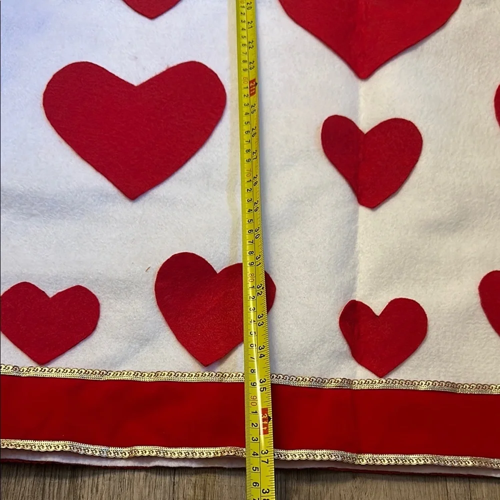 Heart Patterned White and Red Vest Alice in wonderland card